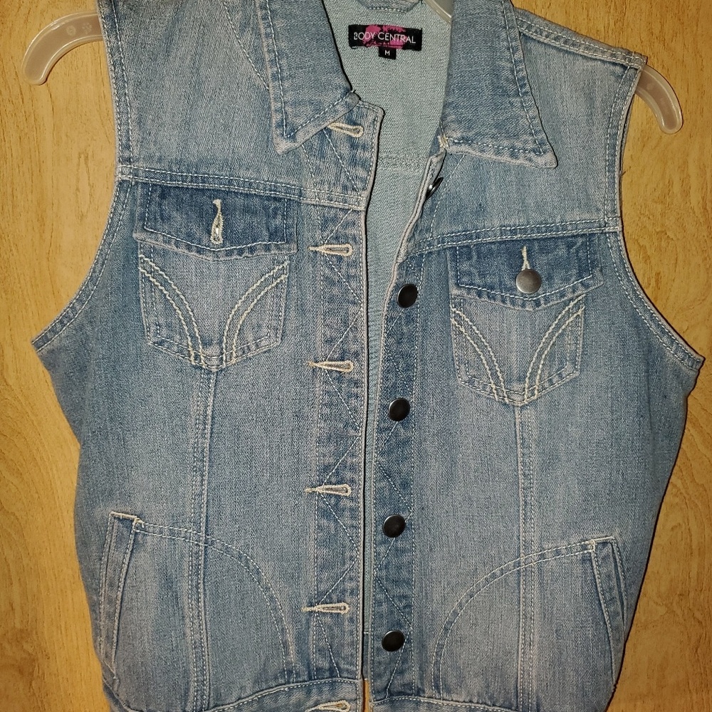 Sleeveless bluejean jacket